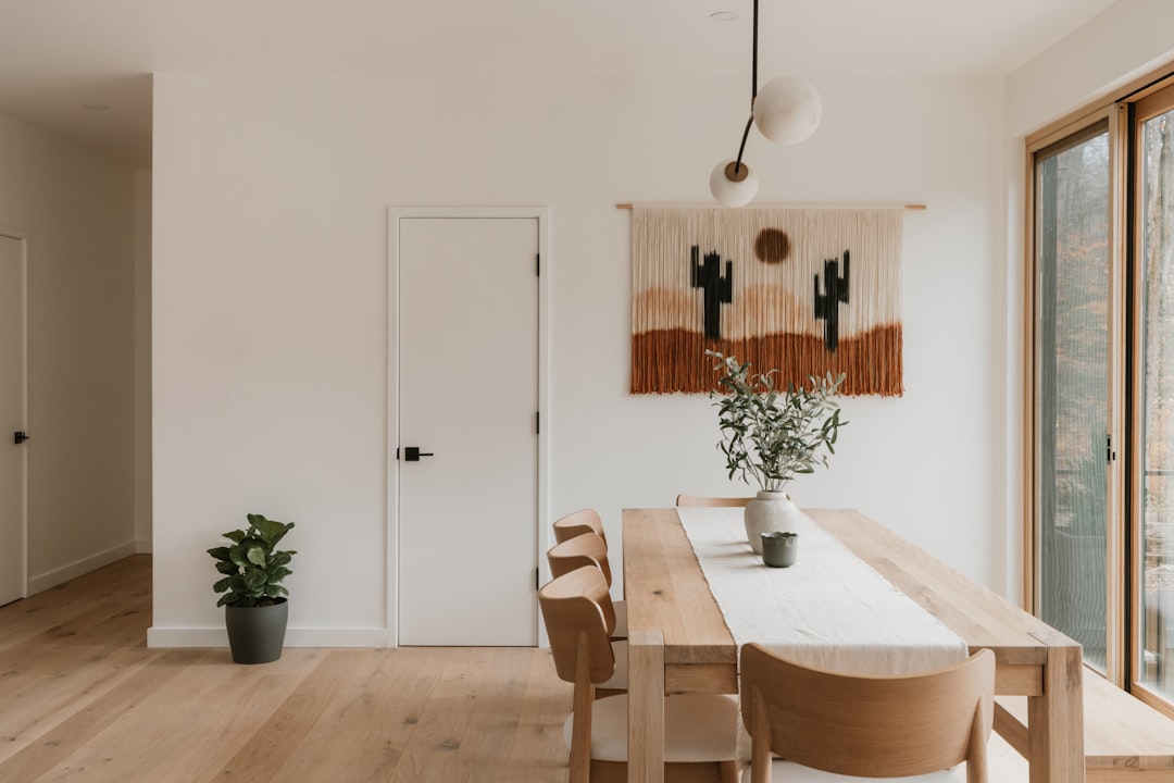 Modern dining room 1/2 (IG: @clay.banks)